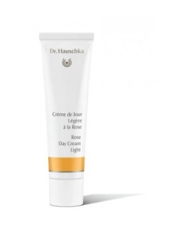 Petite sœur de la Crème à la Rose plus riche et nourrissante, la Crème de Jour légère à la Rose Dr. Hauschka